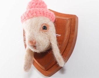Mini retrato de conejito de fieltro con gorro de punto rosa