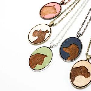 Colgante de retrato de mascota, silueta de animal personalizada grabada con láser en collar de camafeo de madera, idea de regalo del Día de la Madre (elija su color)