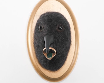 Retrato de cuervo en fieltro de aguja con anillo robado, Colección Corvid