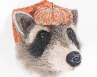 Retrato de mapache con sombrero de calabaza, hecho con fieltro de aguja.