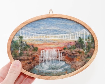 Pintura ovalada de paisaje en lana, arte en fibra de fieltro con aguja, Puente de la Libertad al atardecer 5x7