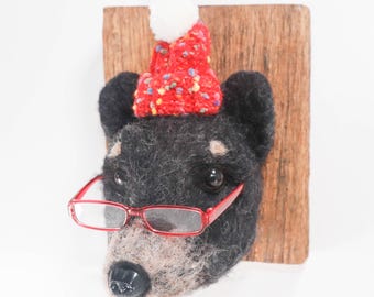Retrato de oso polar, gorro de punto y gafas hechos con fieltro con aguja