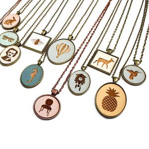 Collar colgante de punto - Cameo de madera grabado con láser con agujas de punto y bola de hilo (hecho a medida / cualquier color) - idea de regalo imagen 6