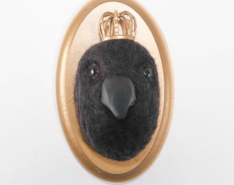 Retrato de cuervo reina con corona, realizado en fieltro con aguja, Colección Corvid.