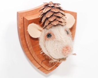 Mini retrato de ratón de fieltro con aguja y sombrero de piña