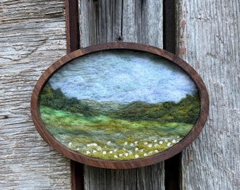 Paisaje de lana fieltrada con aguja, arte de fibra pequeña, escena de montaña con flores silvestres, 5x7