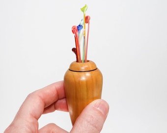 Mini jarrón de madera torneada con ramitas de cristal de colores, corazón amarillo