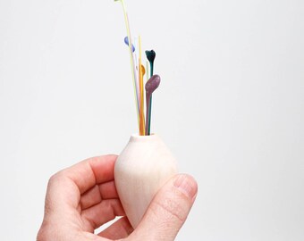 Mini jarrón de madera torneada con ramitas de cristal de colores, madera de tilo