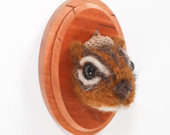 Mini retrato de ardilla listada en fieltro de aguja con sombrero de bellota