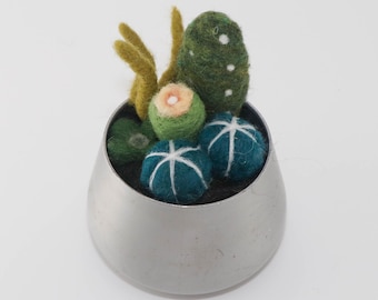 Jardín de cactus de fieltro con aguja en maceta de metal