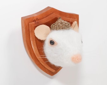 Mini retrato de ratón de fieltro con aguja con sombrero de bellota