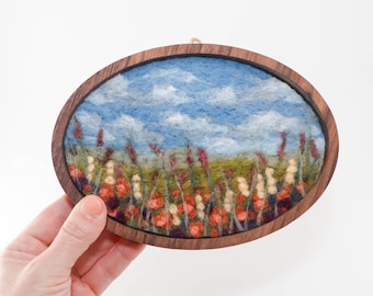 Pintura de paisaje en lana fieltrada con aguja, arte textil, malezas y flores silvestres.