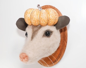 Retrato de zarigüeya con sombrero de calabaza, hecho con fieltro de aguja.