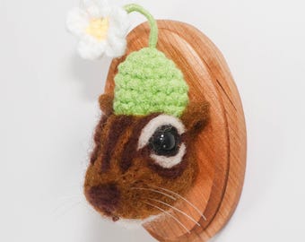 Retrato de ardilla listada en fieltro de aguja (con gorro de flores tejido)