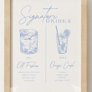 Könnte beinhalten: Ein druckbares Schild mit Illustrationen von zwei Cocktails, einer mit der Aufschrift "Old Fashion" und der andere mit der Aufschrift "Orange Crush". Das Schild listet die Zutaten für jedes Getränk auf.