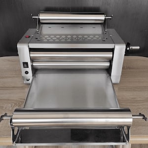 Elektrisch Ausrollmaschine 50 CM mit ZUSÄTZLICHEN TOLLEgewickeltEN Walzen