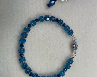 Armband- und Ohrring-Set mit silberfarbenen Glasakzenten und hypoallergenen Brisuren