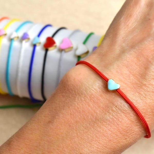 Pulsera de hilo con corazón de esmalte personalizada: elige el color del corazón y del cordón.