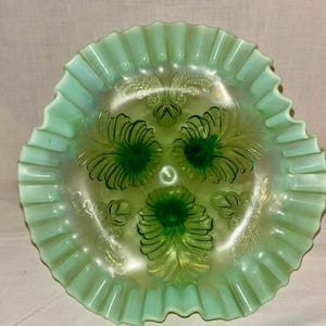 Plato/cuenco con borde ondulado y base opalescente verde con joyas de vidrio de Jefferson vintage
