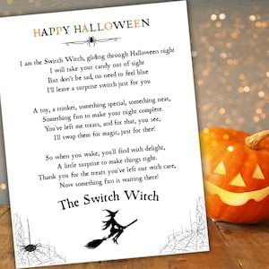 以下が含まれることがあります： 「Happy Halloween」のテキストとSwitch Witchについての詩が書かれたハロウィーンをテーマにしたプリント。右側には、笑顔の顔が彫られたオレンジ色のカボチャがあります。背景はボケ効果です。