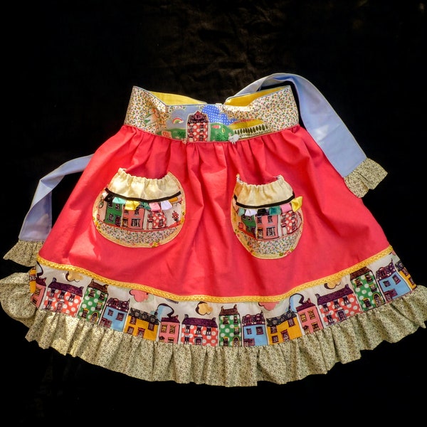 Tablier en lin et coton taille unique sur la jupe, style dirndl avec poches kangourou, large ceinture appliquée, bordure en tissu vintage petites maisons