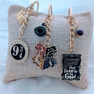 Magic keychain, Wizard House keychain,  Wizarding School House Keychain, Magic Wizard keychain, Magic Wizard accessories