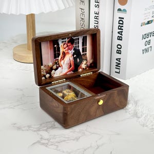 Prezent urodzinowy Niestandardowy Vintage Spersonalizowany Drewniany Grawerowany Pudełko na Biżuterię Pudełko Muzyczne ze Zdjęciem Prezenty świąteczne Kreatywne Pudełko na Biżuterię Muzyczną Prezent Ślubny