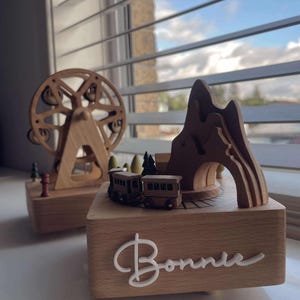 Caja de música de tren de madera personalizada: decoración para habitación infantil, regalo de tren en movimiento para niños, decoración personalizada para habitación de bebé, recuerdo único para niños