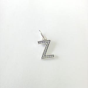 Charm colgante inicial con letra Z en plata de ley de Pandora