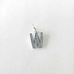 Charm colgante inicial con letra W en plata esterlina de Pandora