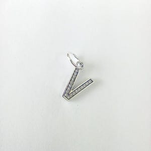 Charm colgante inicial con letra V en plata esterlina de Pandora