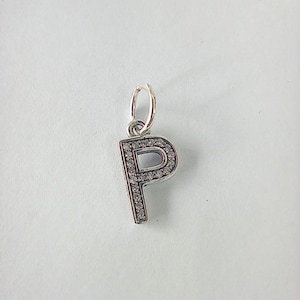 Charm colgante inicial con la letra P en plata de ley de Pandora
