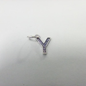 Charm colgante inicial con letra y en plata esterlina pandora