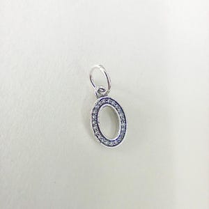 Charm colgante de plata con letra inicial del alfabeto O de Pandora con circonita cúbica