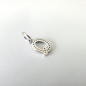 Charm colgante inicial con la letra Q en plata de ley de Pandora