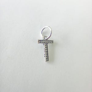 Charm colgante inicial de la letra T en plata esterlina de Pandora