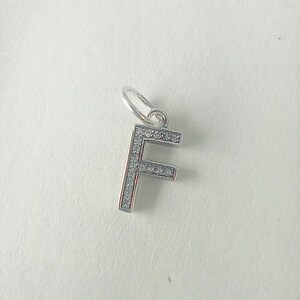 Charm colgante inicial con letra F en plata de ley de Pandora