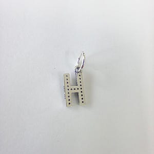 Charm colgante inicial con letra h en plata esterlina pandora