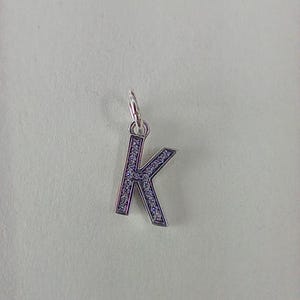 Charm colgante inicial con la letra K en plata de ley de Pandora