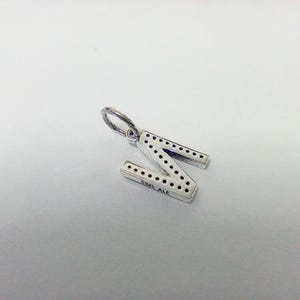 Charm colgante con inicial de la letra N en plata de ley de Pandora