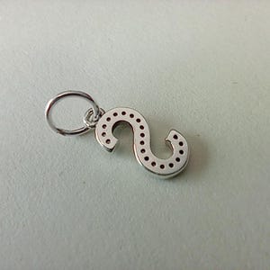Charm colgante inicial de la letra S en plata esterlina de Pandora