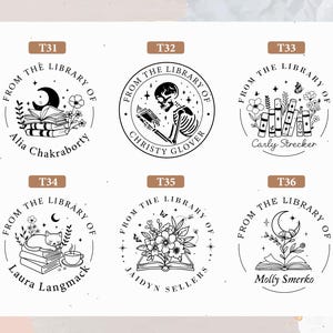 Peut inclure: Six tampons de biblioth&egrave;que ronds avec des motifs &agrave; l'encre noire. Chaque tampon porte la mention "From The Library Of" et un nom personnalis&eacute;. Les motifs incluent des livres, des fleurs, un chat et un squelette.