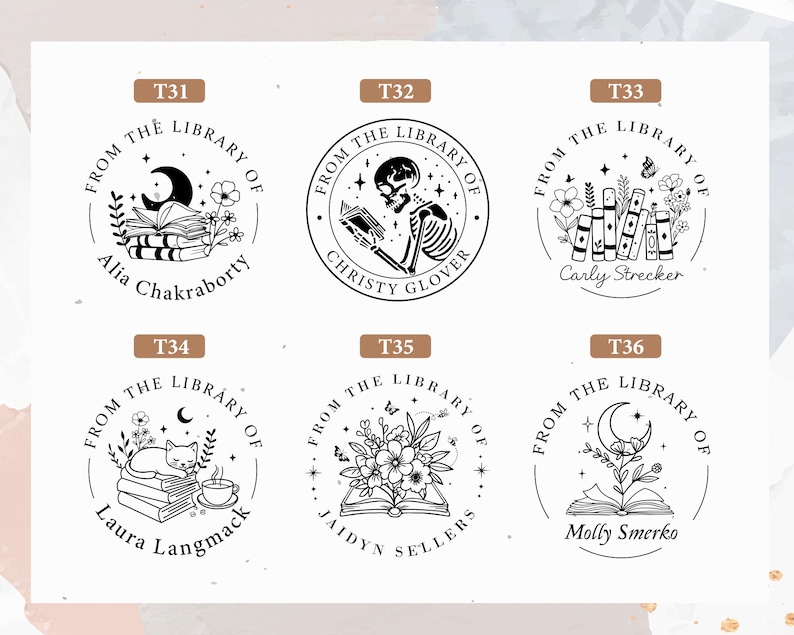 Peut inclure: Six tampons de biblioth&egrave;que ronds avec des motifs &agrave; l'encre noire. Chaque tampon porte la mention "From The Library Of" et un nom personnalis&eacute;. Les motifs incluent des livres, des fleurs, un chat et un squelette.