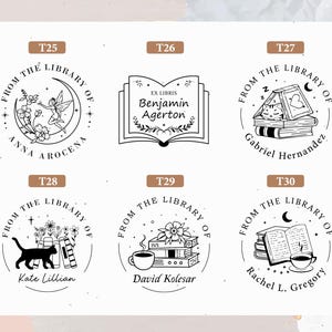 Peut inclure: Six tampons pour livres circulaires avec diff&eacute;rents motifs. Chaque tampon porte la mention &laquo; From the Library of &raquo; et un nom. Les motifs incluent une f&eacute;e, un livre ouvert, un chat et une tasse de caf&eacute;.