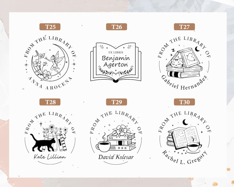 Peut inclure: Six tampons pour livres circulaires avec diff&eacute;rents motifs. Chaque tampon porte la mention &laquo; From the Library of &raquo; et un nom. Les motifs incluent une f&eacute;e, un livre ouvert, un chat et une tasse de caf&eacute;.
