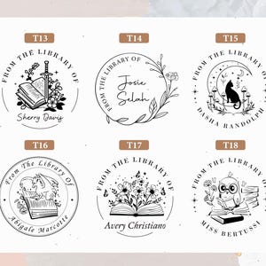 Peut inclure: Collection de six tampons de biblioth&egrave;que circulaires avec des motifs &agrave; l'encre noire. Chaque tampon porte l'inscription "From The Library Of" et un nom personnalis&eacute;. Les motifs comprennent des livres, des fleurs et des illustrations.