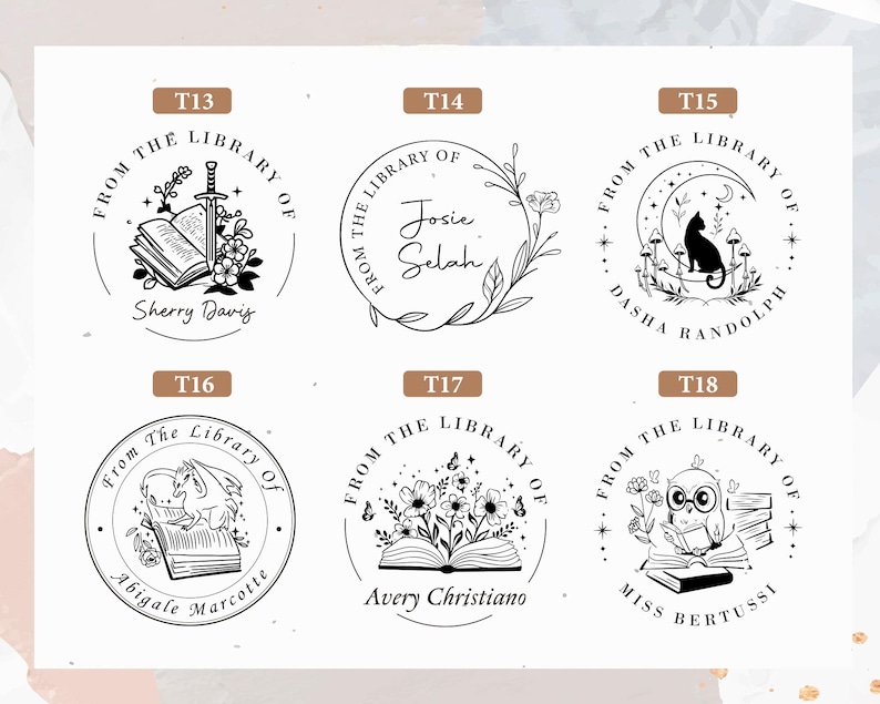 Peut inclure: Collection de six tampons de biblioth&egrave;que circulaires avec des motifs &agrave; l'encre noire. Chaque tampon porte l'inscription "From The Library Of" et un nom personnalis&eacute;. Les motifs comprennent des livres, des fleurs et des illustrations.