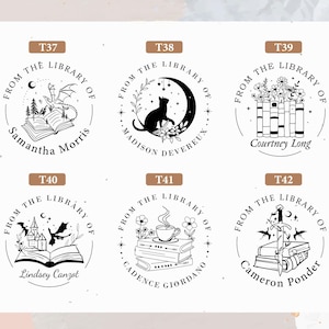 Peut inclure: Six tampons circulaires avec l'inscription "FROM THE LIBRARY OF" et diverses illustrations. Les motifs comprennent un dragon, un chat sur un croissant de lune, des livres avec des fleurs, un ch&acirc;teau, une tasse de caf&eacute; et une &eacute;p&eacute;e.