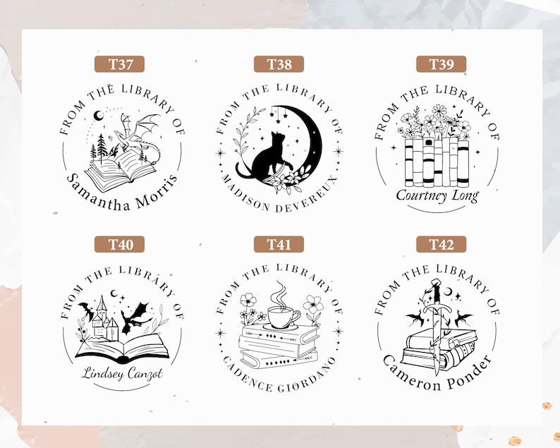 Peut inclure: Six tampons circulaires avec l'inscription "FROM THE LIBRARY OF" et diverses illustrations. Les motifs comprennent un dragon, un chat sur un croissant de lune, des livres avec des fleurs, un ch&acirc;teau, une tasse de caf&eacute; et une &eacute;p&eacute;e.