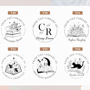 Peut inclure: Six tampons de biblioth&egrave;que personnalis&eacute;s avec des motifs circulaires. Chaque tampon porte l'inscription "FROM THE LIBRARY OF" et une illustration unique, avec des livres, des cristaux, des fleurs et un chat. Les noms sont inclus.